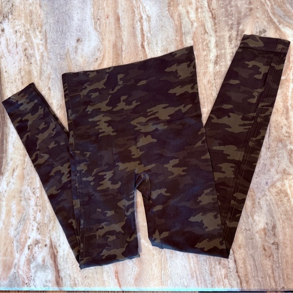 Women’s SPANX Look at me now camo leggings- Size Small - Picture 6 of 8